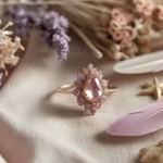 Découvre comment entretenir tes bijoux pour préserver leur éclat et leur beauté avec des méthodes simples et efficaces.