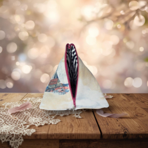 Découvre le Berlingot Univers Marin Phare, un accessoire textile artisanal fait main en tissus recyclés. Pièce unique, zéro déchet, idéal pour ranger, offrir ou décorer.