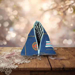 Berlingot artisanal Nautique Bleu cousu main à partir de tissus recyclés et upcyclés. Pratique, décoratif et durable, il permet d’organiser les petits objets du quotidien tout en soutenant une démarche zéro déchet. Chaque pièce est unique.