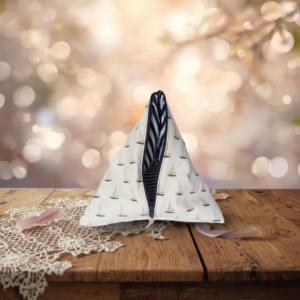 Découvre le Berlingot Univers Marin Offshore, un accessoire textile artisanal fait main en tissus recyclés. Pièce unique, zéro déchet, idéal pour ranger, offrir ou décorer.