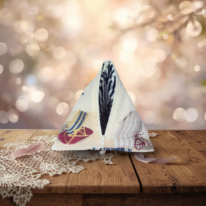 Découvre le Berlingot Univers Marin Plage, un accessoire textile artisanal fait main en tissus recyclés. Pièce unique, zéro déchet, idéal pour ranger, offrir ou décorer.