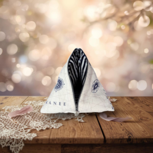 Découvre le Berlingot Univers Marin Entre Terre & Mer, un accessoire textile artisanal fait main en tissus recyclés. Pièce unique, zéro déchet, idéal pour ranger, offrir ou décorer.