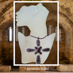 Collier croix médiévale en jaspe sédimentaire, perles Miyuki & Preciosa, strass. Pièce unique, artisanale. Déstockage limité