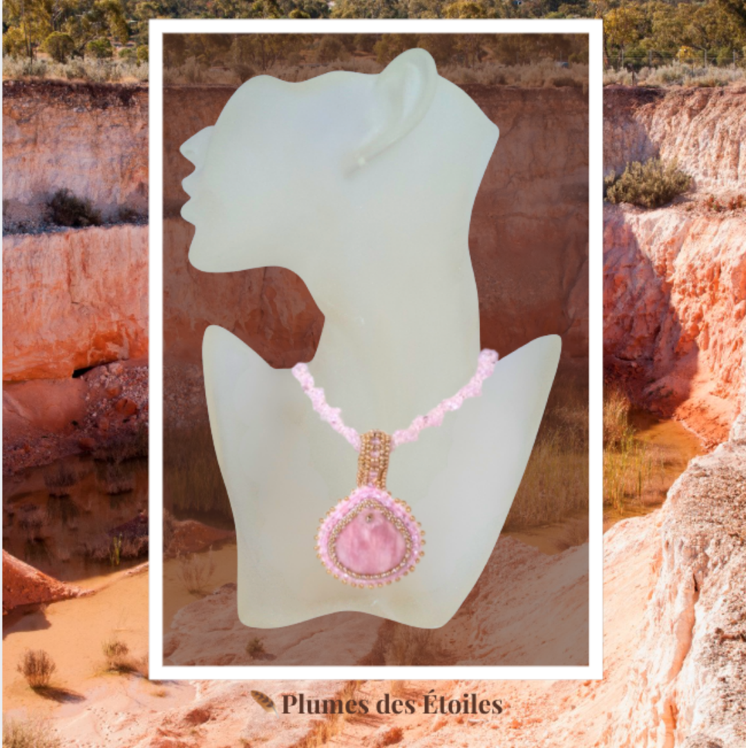 Collier artisanal brodé main avec opale naturelle, perles Miyuki & Bohême. Pièce unique. Déstockage limité.