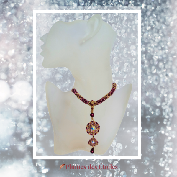 Collier Swarovski en Perles & Dentelle artisanal brodé main avec 1300+ perles, cabochons Swarovski, perles Préciosa & Miyuki. Déstockage limitée.