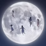 Découvre La Lune et le Lien, un conte initiatique poétique sur l'amour, les fils invisibles et la connexion entre les êtres. Une offrande lumineuse à lire et ressentir.