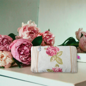 Découvre la Pochette Roses Anciennes, une création artisanale fait main en coton OEKO-TEX recyclé. Pièce unique 26×15,5 cm, élégante, écoresponsable et polyvalente. Idéale en cadeau.