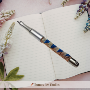 Stylo-bille artisanal Motifs Cubes, pièce unique en acier inoxydable & perles Miyuki. Destockage limité.