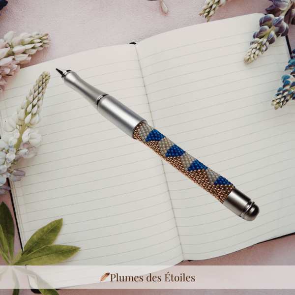 Stylo-bille artisanal Motifs Cubes, pièce unique en acier inoxydable & perles Miyuki. Destockage limité.