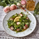 Recette fraîche et légère : salade de jeunes pousses et radis croquants, relevée d'une vinaigrette au citron et aux herbes. Parfaite pour un déjeuner sain ou un accompagnement estival.