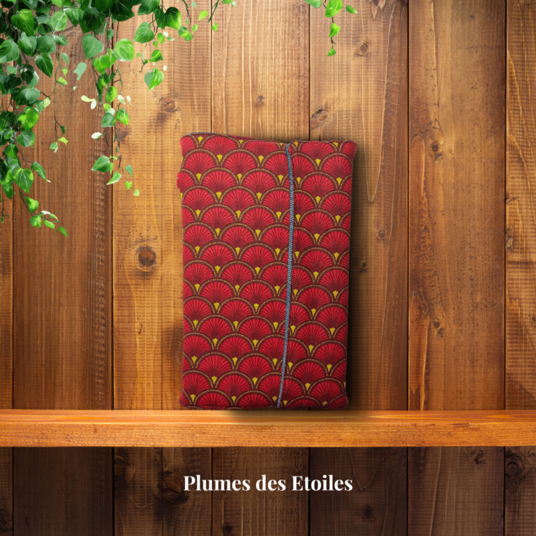 Protège-livre ajustable format poche fait main en coton et jean recyclé. Idéal pour protéger tes livres de poche au quotidien, avec marque-page détachable inclus. Dimensions 18 × 11 cm. Pièce unique, fabrication artisanale française.