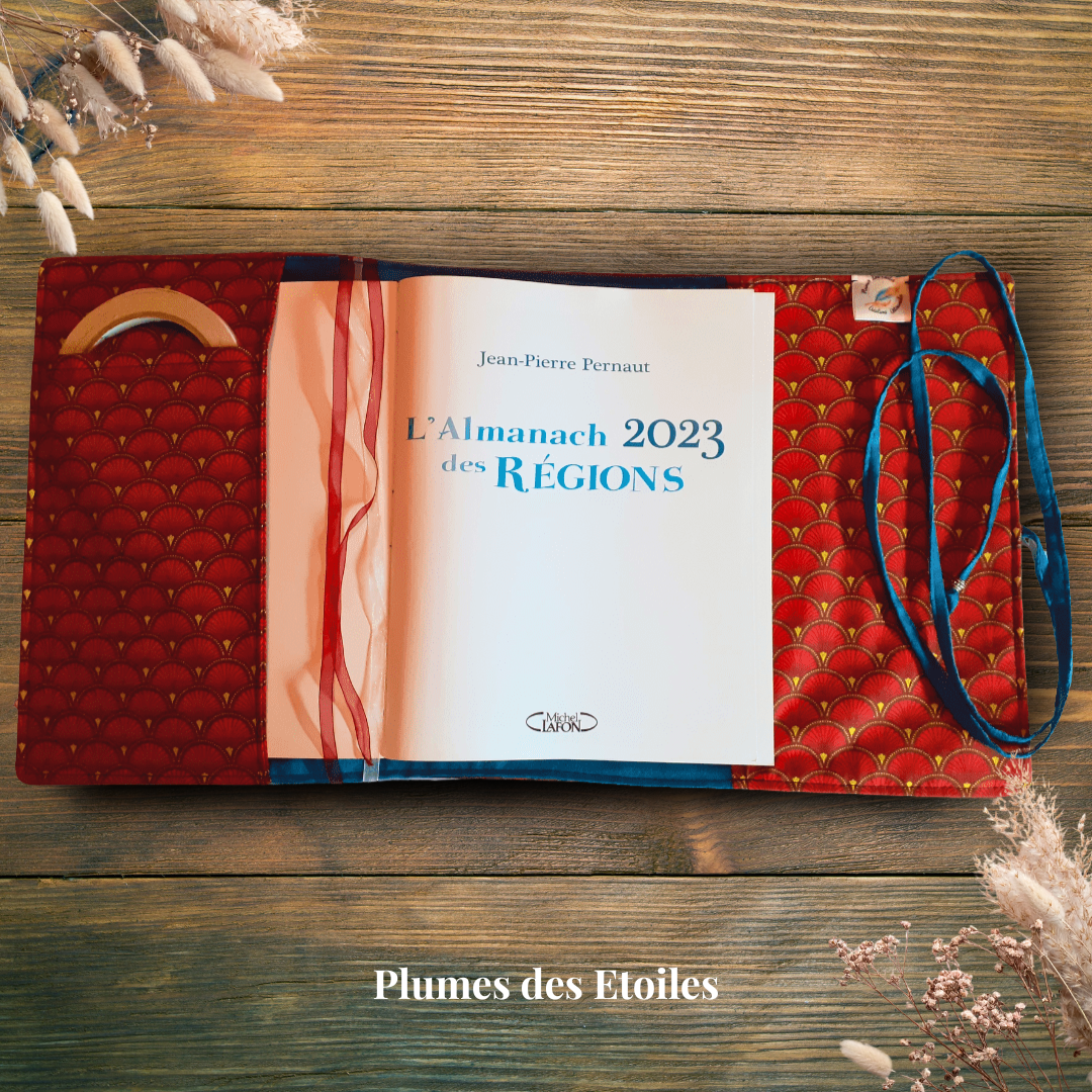 Protège-livre ajustable format royal fait main en coton recyclé. Idéal pour protéger tes livres de grand format au quotidien, avec 3 rubans marque-pages et pochette intérieure inclus. Dimensions 24 × 16 cm. Pièce unique, fabrication artisanale française.