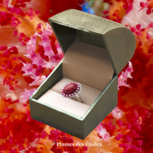Découvre la bague artisanale en argent 925 et corail rouge, inspirée de la Déesse Méduse. Protection, vitalité et métamorphose.