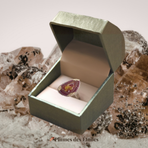 Découvre la bague réglable en mokaïte, pierre de protection et régénération. Inspirée de la Déesse Laso, elle accompagne tes transformations intérieures.