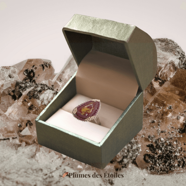 Découvre la bague réglable en mokaïte, pierre de protection et régénération. Inspirée de la Déesse Laso, elle accompagne tes transformations intérieures.