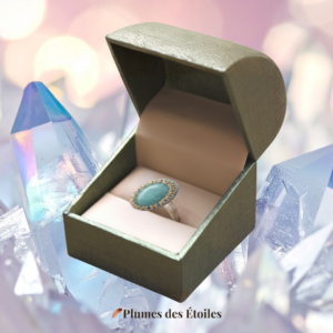 Découvre la bague artisanale en quartz bleu, inspirée de la Déesse Calleis. Apaisement, clarté et expression juste.