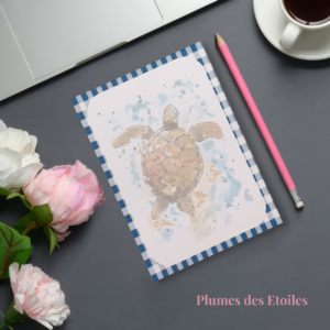 Bloc-notes A6 Tortue aquarelle – 48 pages FSC, dos cartonné. Format polyvalent et poétique. Cadeau papeterie original et éco-responsable.