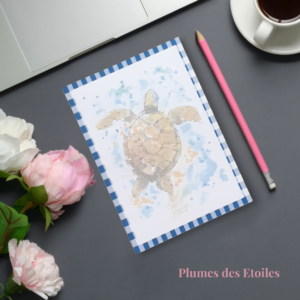 Bloc-notes A6 Tortue aquarelle – 48 pages FSC, dos cartonné. Format polyvalent et poétique. Cadeau papeterie original et éco-responsable.