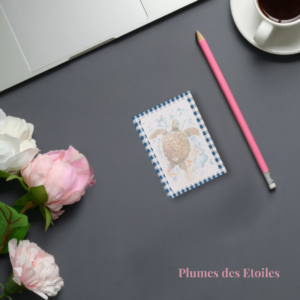Bloc-notes Bébé Tortue aquarelle – 27 pages FSC, dos cartonné. Petit format pratique et poétique. Cadeau papeterie original et élégant.