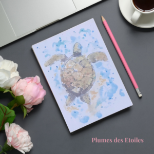 Bloc-notes tortue de mer artisanal — illustration aquarelle, papier FSC & Ecolabel. Édition limitée, idée cadeau écologique. Dernières pièces disponibles — ne manque pas cette opportunité !