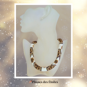 Collier brodé artisanal au crochet avec 1250+ perles Miyuki. Pièce unique, design hivernal sophistiqué. Déstockage limité.