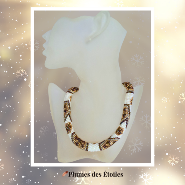 Collier brodé artisanal au crochet avec 1250+ perles Miyuki. Pièce unique, design hivernal sophistiqué. Déstockage limité.