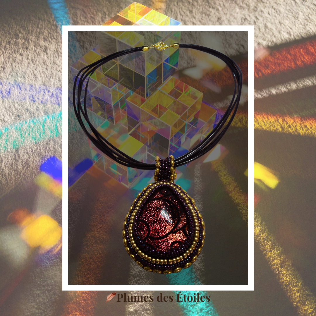 📿 Collier Dichroïque aux Reflets Magiques – Pièce Unique Brodée Main | Déstockage Trésors Oubliés – Image 2