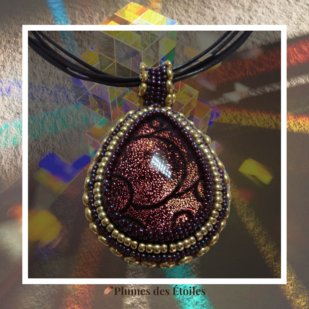 📿 Collier Dichroïque aux Reflets Magiques – Pièce Unique Brodée Main | Déstockage Trésors Oubliés – Image 3