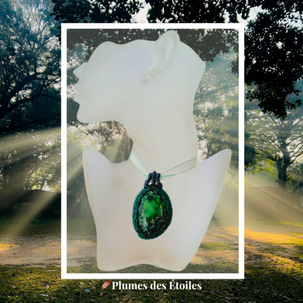 Collier artisanal Gaia, pièce unique en jaspe sédiment vert veiné. Perles Miyuki, fermoir argenté. Terre & ancrage. Déstockage limité.