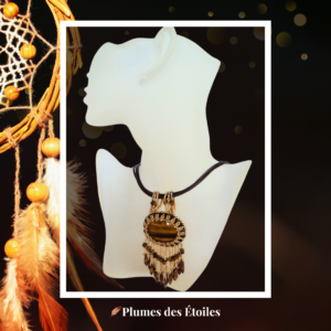 Collier Manitou artisanal brodé main avec œil-de-tigre, perles Miyuki & facettées. Pièce unique inspirée culture amérindienne. Déstockage limité.
