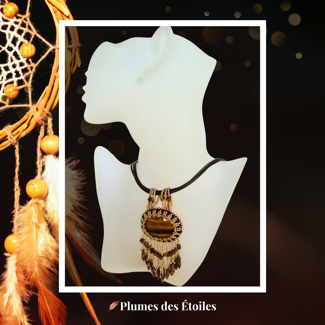 Collier Manitou artisanal brodé main avec œil-de-tigre, perles Miyuki & facettées. Pièce unique inspirée culture amérindienne. Déstockage limité.