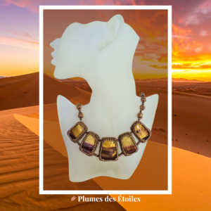 Collier Mokaite Éclat du Sahara : Collier artisanal tissé main avec 5 pierres naturelles en mokaïte, perles Miyuki & Preciosa. Pièce unique. Déstockage limité.  