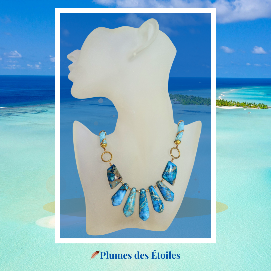 Collier Océania artisanal brodé main avec 7 pierres jaspe bleu, 1400+ perles Miyuki. Pièce unique. Déstockage limité.