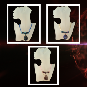 Collier pendentif artisanal en déstockage — 3 pendentifs uniques (agate, jaspe bleu, jaspe violet). Déstockage limité.