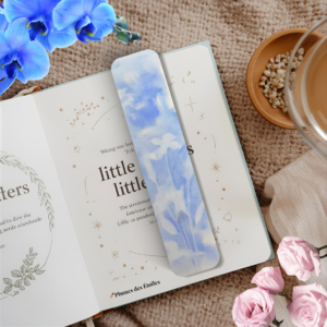 Marque-page aquarelle fleurs floues artisanal — bleu sérénité & blanc lumineux. Papier 300g, plastifié, FSC. Création peinte à la main. Idéal en cadeau.