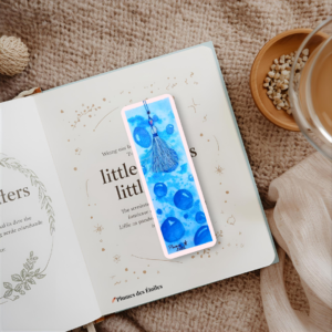 Marque-page aquarelle artisanal – Bulles Magiques peints à la main, pompon amovible fait main. Papier 300g FSC, plastifié. Cadeau élégant et apaisant pour lecteurs.