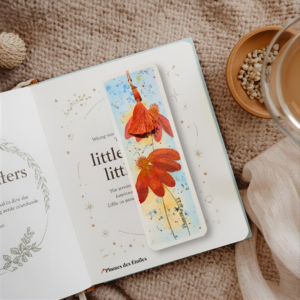 Marque-page aquarelle peint à la main, illustrant deux échinacées sauvages aux nuances de rouge, orange et doré. Papier 300 g, label FSC, plastifié. Une œuvre d'art unique, légère et durable — le cadeau idéal pour les amoureux de nature et de livres.