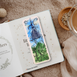 Marque-page aquarelle artisanal – Fleurs de Lune peintes à la main, tons bleu & vert, pompon élégant. Papier 300g FSC, plastifié. Cadeau poétique pour lecteurs.