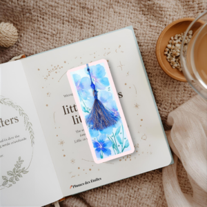 Marque-page aquarelle artisanal – Petites Fleurs Bleues peintes à la main, pompon coloré fait main. Papier 300g FSC, plastifié. Cadeau poétique et raffiné pour lecteurs.