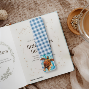 Marque-page aquarelle Tortue Élégante – Illustration imprimée sur papier 220g FSC, plastifié. Fond vichy élégant. Cadeau raffiné et poétique pour lecteurs.