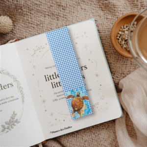 Marque-page aquarelle Tortue Élégante – Illustration imprimée sur papier 220g FSC, plastifié. Fond vichy élégant. Cadeau raffiné et poétique pour lecteurs.