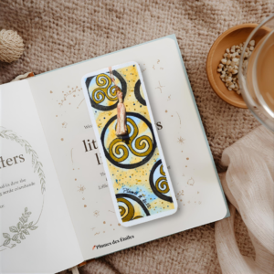 Marque-page aquarelle artisanal – Triskel Lumineux peints à la main, pompon fait main. Papier 300g FSC, plastifié. Cadeau élégant et symbolique pour fans de Bretagne.