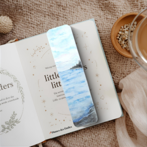 Évade-toi à chaque page tournée 🌊 Ce marque-page Vue sur Mer aquarelle peint à la main représente un paysage marin, empreint de douceur et de poésie. Papier 300g FSC, plastifié pour durer — un objet d'art autant qu'un compagnon de lecture.