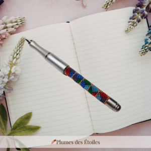 Stylo-bille artisanal Cubes II, pièce unique en acier inoxydable & perles Miyuki. Palette multicolore. Déstockage limité.