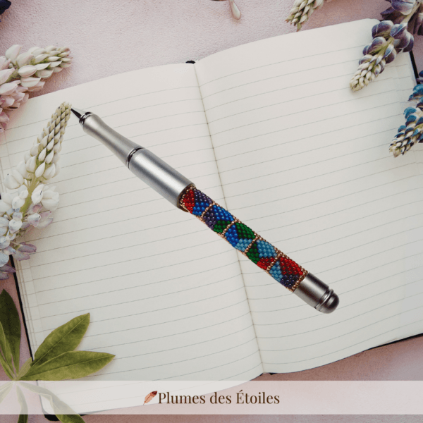 Stylo-bille artisanal Cubes II, pièce unique en acier inoxydable & perles Miyuki. Palette multicolore. Déstockage limité.