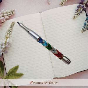 Stylo-bille artisanal Flèches, pièce unique en acier inoxydable & perles Miyuki. Symbolique du mouvement. Déstockage limité.