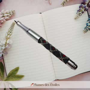 Stylo-bille artisanal Losange, pièce unique en acier inoxydable & perles Miyuki. Design géométrique sophistiqué. Déstockage limité.