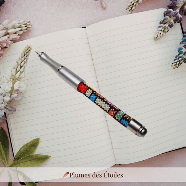 Stylo-bille artisanal Psychédélique, pièce unique en acier inoxydable & perles Miyuki. Design vibrant et expressif. Déstockage limité.