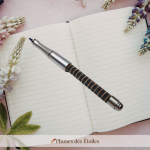 Stylo-bille artisanal Rayés, pièce unique en acier inoxydable & perles Miyuki. Design élégant et intemporel. Déstockage limité.