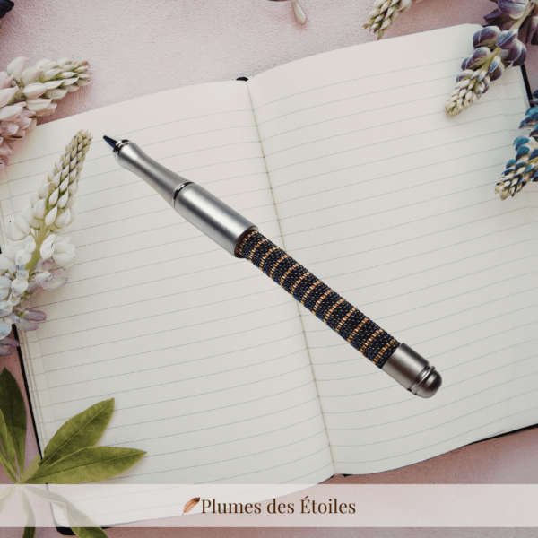 Stylo-bille artisanal Rayés, pièce unique en acier inoxydable & perles Miyuki. Design élégant et intemporel. Déstockage limité.